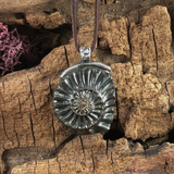 handmade fossiler ammonit schmuck anhänger aus madagaskar naturbelassen silber oxidiert mit lederband fossiler schmuck stein anhänger ammonit naturstein schmuck von wonderworks 100 millionen jahre alt