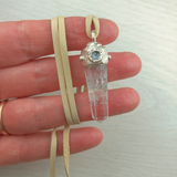 handmade bergkristallspitze transparenter kristall anhänger poliert mit aquamarin mit lederband edelstein schmuck stein anhänger naturstein schmuck von wonderworks berkristall brasilien silber