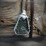 chlorit quarz stein anhänger am lederband aus graubünden, bergkristall schweiz anhänger, chlorit-quarz natursteinschmuck handmade von wonderworks