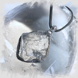bergkristall quarz stein anhänger am lederband aus graubünden, bergkristall schweiz anhänger, quarz natursteinschmuck handmade von wonderworks