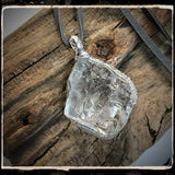 bergkristall quarz stein anhänger am lederband aus graubünden, bergkristall schweiz anhänger, quarz natursteinschmuck handmade von wonderworks
