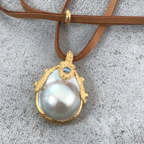 mabe perle mit lederhalsband, grau-weisse perle mit blister am lederband, barocke grosse perle anhänger und kette