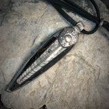 handmade fossiler ORTHOCERAS Kopffüsser, Anhänger am Lederband, Marokko ca. 300 Mil Jahre alt, prähistorischer fossiler stein anhänger, naturbelassen mit lederband, schmuck stein anhänger fossiler schmuck von wonderworks
