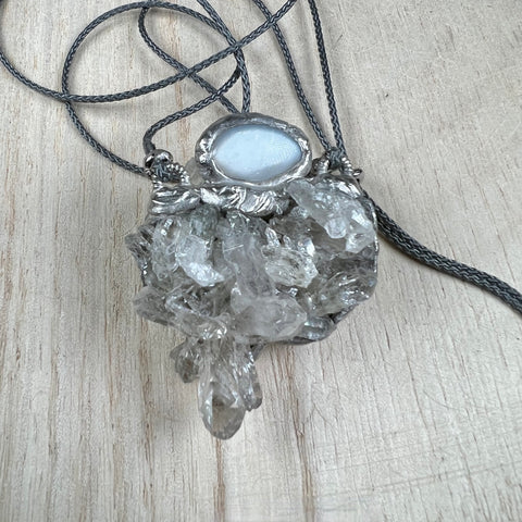 bergkristall kluster schweiz kristall mit mondstein mit schmuckkordel