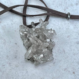 bergkristall kluster schweiz kristall mit hirschlederband