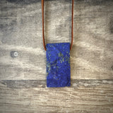 handmade lapis lazuli anhänger roh und poliert afghanistan mit lederhalsband stein anhänger naturstein schmuck von wonderworks lapis lazuli anhänger mit lederband