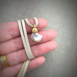 barocke perle anhänger mit lederhalsband, kleine perle mit blister am lederband, barocker mini perlen anhänger und kette