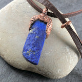 handmade lapis lazuli anhänger afghanistan mit lederhalsband stein anhänger naturstein schmuck von wonderworks lapis lazuli anhänger mit lederband