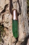 handmade nephrit jade anhänger naturbelassen kupfer mit lederband edelstein anhänger naturstein schmuck von wonderworks nephrit jade kanada stein anhänger grün