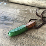 handmade nephrit jade anhänger naturbelassen kupfer mit lederband edelstein anhänger naturstein schmuck von wonderworks nephrit jade kanada stein anhänger grün