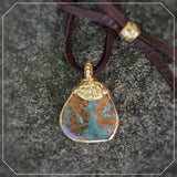 handmade boulder opal annhänger naturbelassen vergoldet mit lederband edelstein schmuck stein anhänger naturstein schmuck von wonderworks boulder opal aus australien