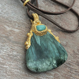 handmade seraphinit mit smaragd anhänger gold mit lederband stein anhänger naturstein schmuck von wonderworks steinschmuck seraphinit anhänger