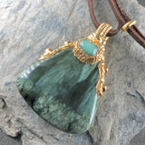 handmade seraphinit mit smaragd anhänger gold mit lederband stein anhänger naturstein schmuck von wonderworks steinschmuck seraphinit anhänger